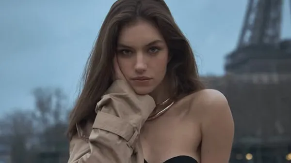 Футбольна ведуча з голлівудським шармом підкорює Київ стильним образом – фото