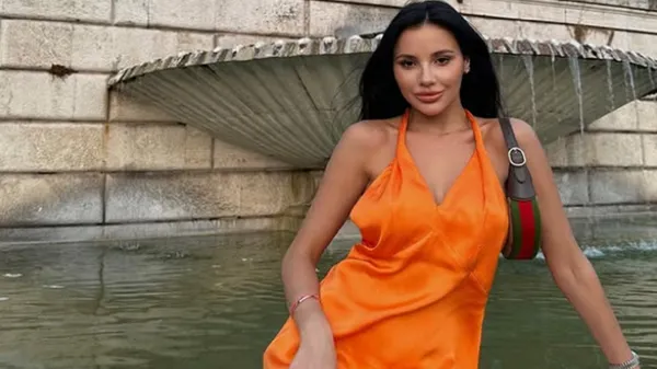 Спокуслива пасія Янакова приковує погляди точеними формами у звабливому міні – занадто ідеальна