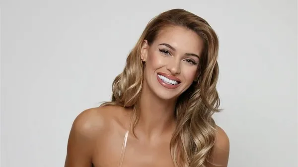 Самая сексуальная фанатка Тома Брэйди вернулась в 80-е: без обнаженных частей не обошлась и здесь