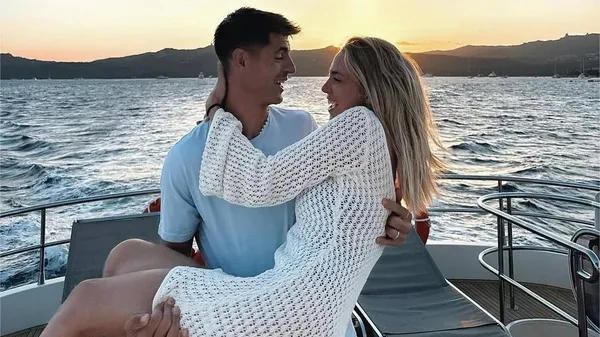 "Кохаю тебе": Мората вже не відпускає кохану ні на крок