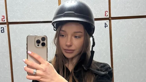 Захисник Динамо дарує коханій навіть голи – красуня показала свою пристрасть вершниці