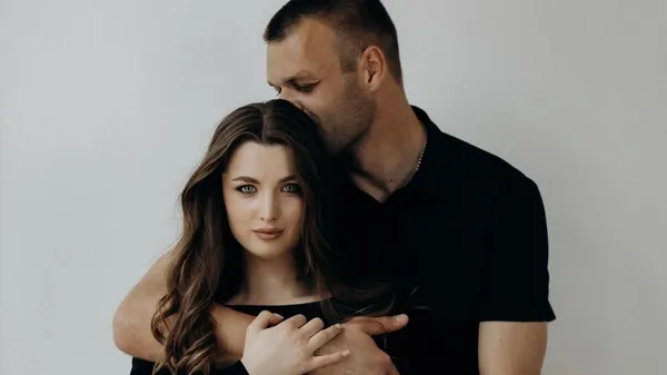 Сенсационный украинский вратарь-рекордсмен вдохновляется волшебной музой – двое на кровати болеют