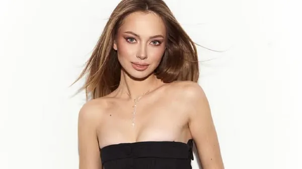 Соблазнительная муза Трубина сводит с ума идеальными изгибами в постели: платье, пылающее обольщением