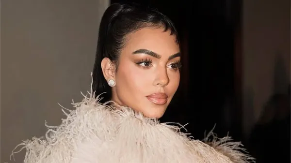 Родригес эффектно появилась на показе Валентино – отвисают челюсти