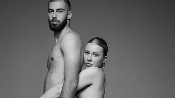 Розкішна кохана голкіпера Олександрії підкорила публіку витонченим чином: красуня старша за нього