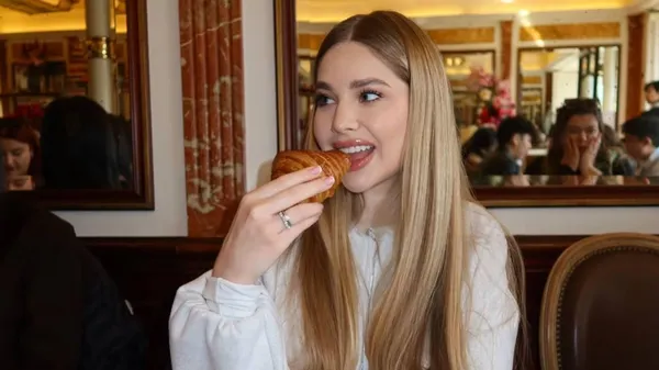 Забарная покоряет Париж: невероятний образ возле Эйфелевой башни