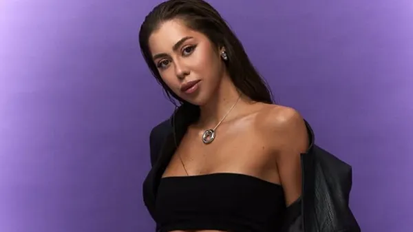 Розкішна кохана зірки Динамо знову в центрі уваги: глибоке декольте і бездоганна врода