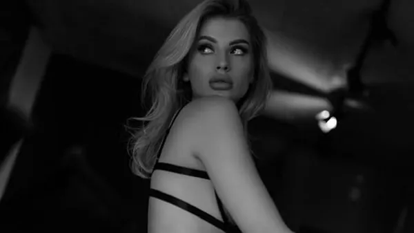 Запаморочлива муза Танковського підкреслила свої принади – спокуса, перед якою неможливо встояти