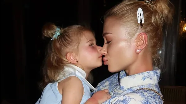 Конопля крепко обнимает доченьку – самое большое материнское счастье