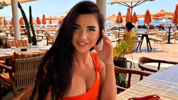 Длинные ноги, короткое платье и максимум соблазна: жена Кочергина поразила вечерним образом