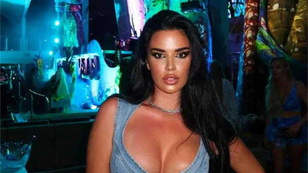 Фанатка Хорватії засвітила пікантні принади на публіку – груди от-от вистрибнуть з тісної маєчки