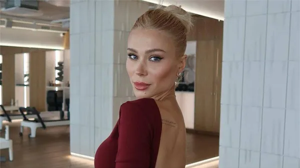 Избранница Конопли соблазнительно оголила животик – щеголяет рельефным прессом