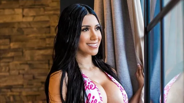 Фанатка Колумбії спокусливо стягує із себе білизну – більше не хоче приховувати найсолодші місця