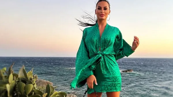 Епатажна любка екс-зірки Динамо розжарює мережу точеними формами у зухвалому образі