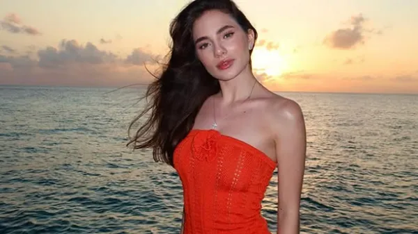 Витончена обраниця Криськіва зачаровує вродою на тлі екзотичної природи – спокій і гармонія