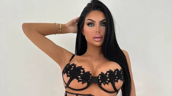 Сексі кадр: футбольна вболівальниця з розкішними сідницями та грудьми зводить з розуму