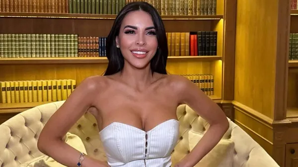 Грудь в главной роли: самая сексуальная ведущая Италии обольщает с пляжа