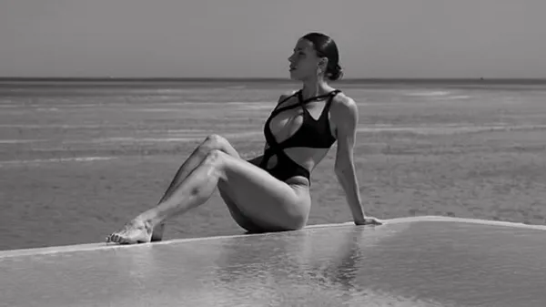 Бех-Романчук чуттєво оголила груди перед дзеркалом: розбурхала інтернет і полонила погляди