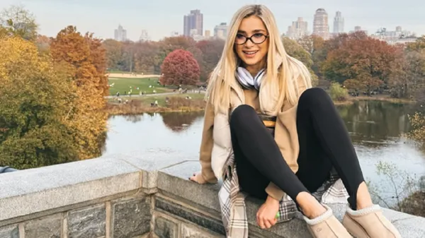 Дівчина української зірки Дріти похвалилася стрункою постаттю в чорній сукні з інтригуючим вирізом