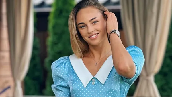 Белодед поедает проницательным взглядом в белоснежном платье с перьями – публика в восторге