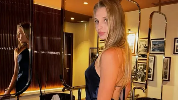 Букет и платье, открывающее больше: Ястремская взбудоражила сеть соблазнительным образом