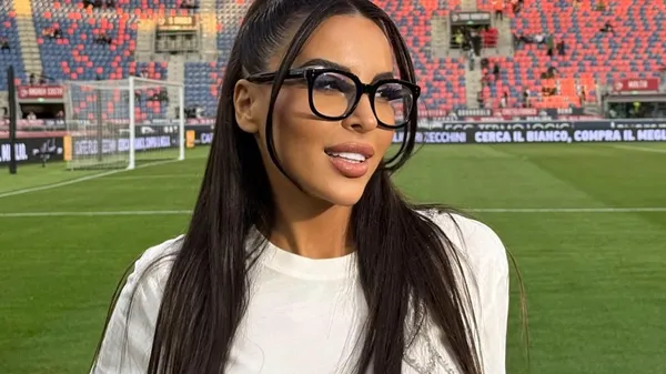 Сексуальна ведуча затулила камеру своїм бюстом і змусила мережу завмерти