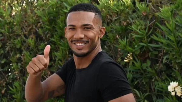 Бразилець з Наполі заручився у 33 роки зі спокусливою італійкою: романтичний момент у замку