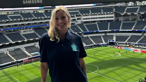 Сексуальна футбольна суддя цілувалася прямо на полі й розігрувала гравців: "Хай живе демократія!"