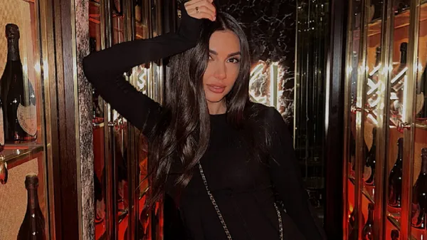 Дружина екс-футболіста збірної України зачарувала звабливим поглядом та показала пікантний наряд