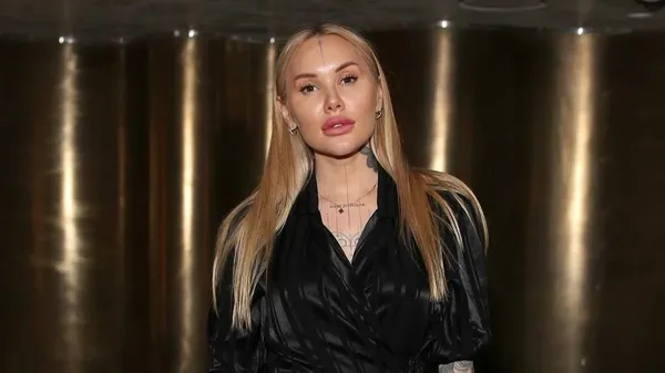 Чергова пікантна провокація від Морозюк – спекотна білявка знову оголила соковиті груди на камеру