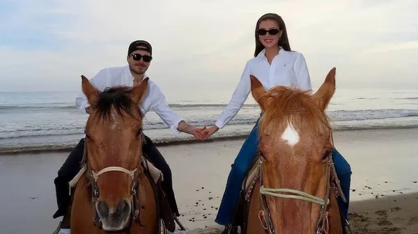 Син Бекхема тримає градус пікантними фото з дружиною: палкі поцілунки на дивані в Лондоні