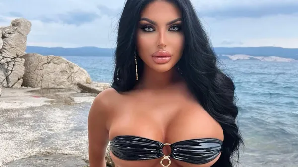 Футбол уже не главное: фанатка затмила всё своим декольте