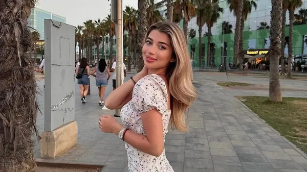 Кохана зірки Брентфорда підкорює мережу – ефектне селфі з авто у центрі уваги