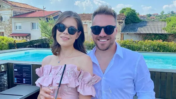 Звезда горнолыжного спорта зажигает на Мальдивах: признание в любви на пляже удивило всех