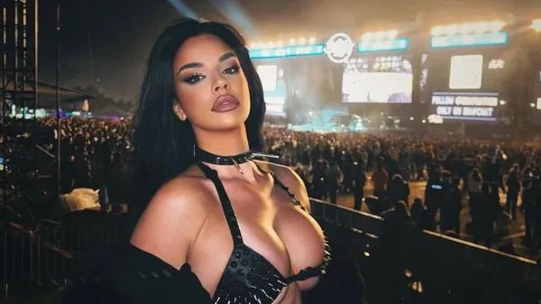 Фанатка збірної Хорватії у спокусливому луці підірвала мережу – апетитні форми в центрі уваги