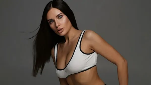 Розкішна дівчина зірки Динамо викликах захват у білосніжному міні – справжня ікона стилю