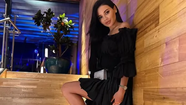 Стройная возлюбленная Янакова в кружевных штанах засветила красоту умопомрачительных ножек – эффектно