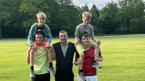 Сини Шевченка в інтелектуальній битві: цікавий кадр із дому легенди