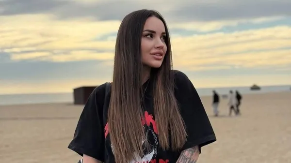 Розкішна Кірюханцева підкорює вогняним кадром – насолоджується весняним дощем