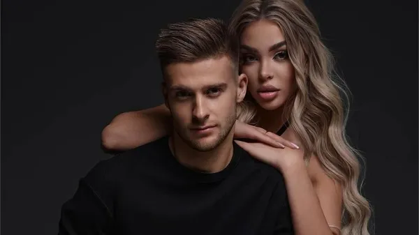 Любовь на трибунах: чувствительные кадры Алефиренко со своей пассией