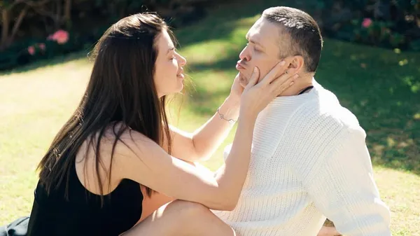 Усик розкриває свою найніжнішу сторону – затишні фото з донькою, які захоплюють серця