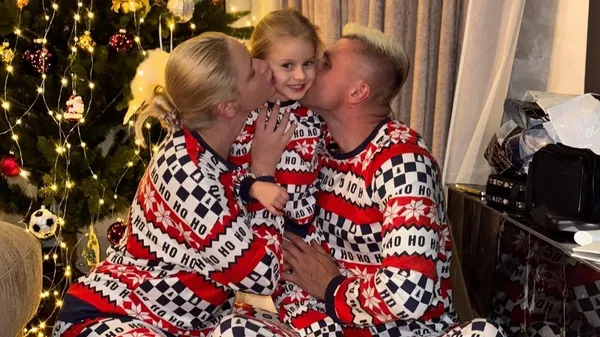 Маленькая принцесса на трибунах: дочь Зубкова поддержала папу на матче