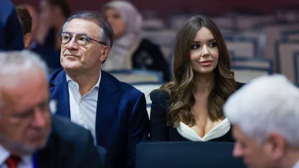 Розкішна заміжня секретарка звабила боса Динамо З: подарував компанію і джип – 27 років різниці