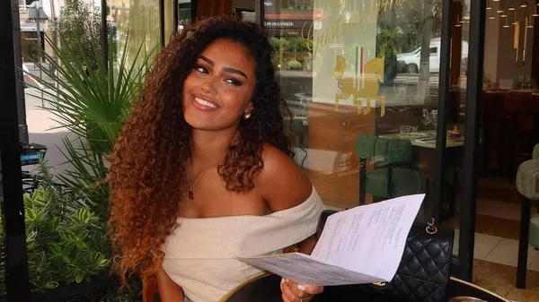 Самая сексуальная француженка АПЛ будет радовать фанатов: построила бизнес на роскошных волосах