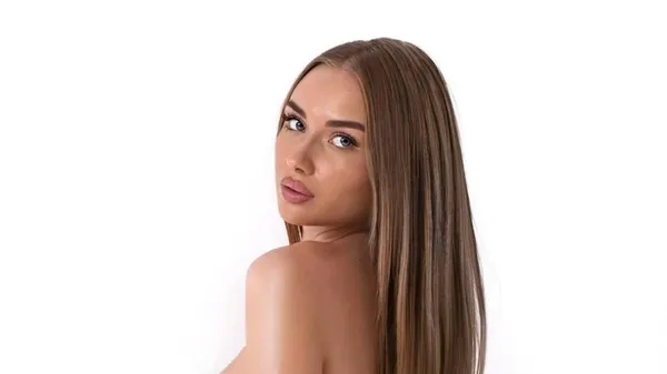 Возлюбленная Сыча в люксовом образе между элитными автомобилями – изысканность в каждой детали