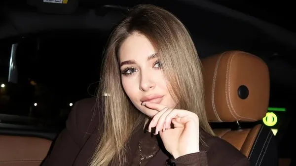 Избранница Климчука в волшебном платье магнетизирует нежностью – сказочное фото покоряет Инстаграм