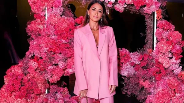 Блискуча дружина Мессі підкорила Нью-Йорк у сукні з декольте: створює фурор і приклеює увагу