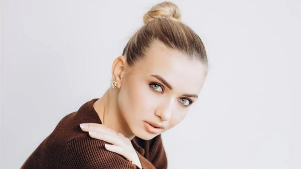 Возлюбленная вратаря АЗ расставила акценты по своим местам – совместила простоту с роскошью