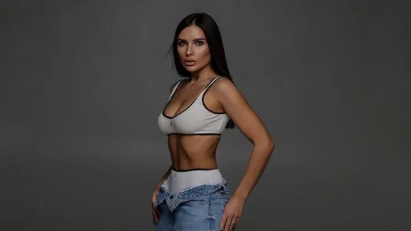 Обраниця Волошина знову підкорює стильні тренди: спокуслива класика – саме те, що треба