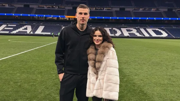 Тато, син і кохана: теплий момент на трибуні стадіону від Луніна